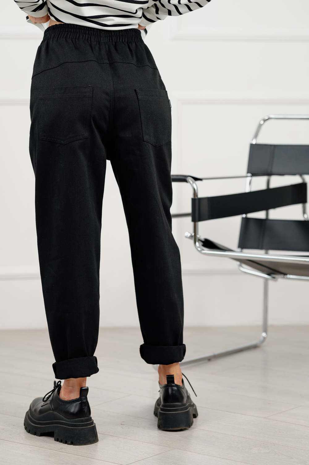 Черные брюки-слоучи из джинсовой ткани.