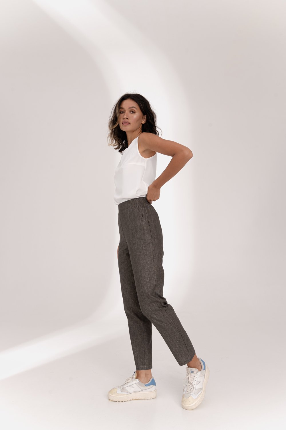 Linen trousers with elastic waistband in Hazelnut color