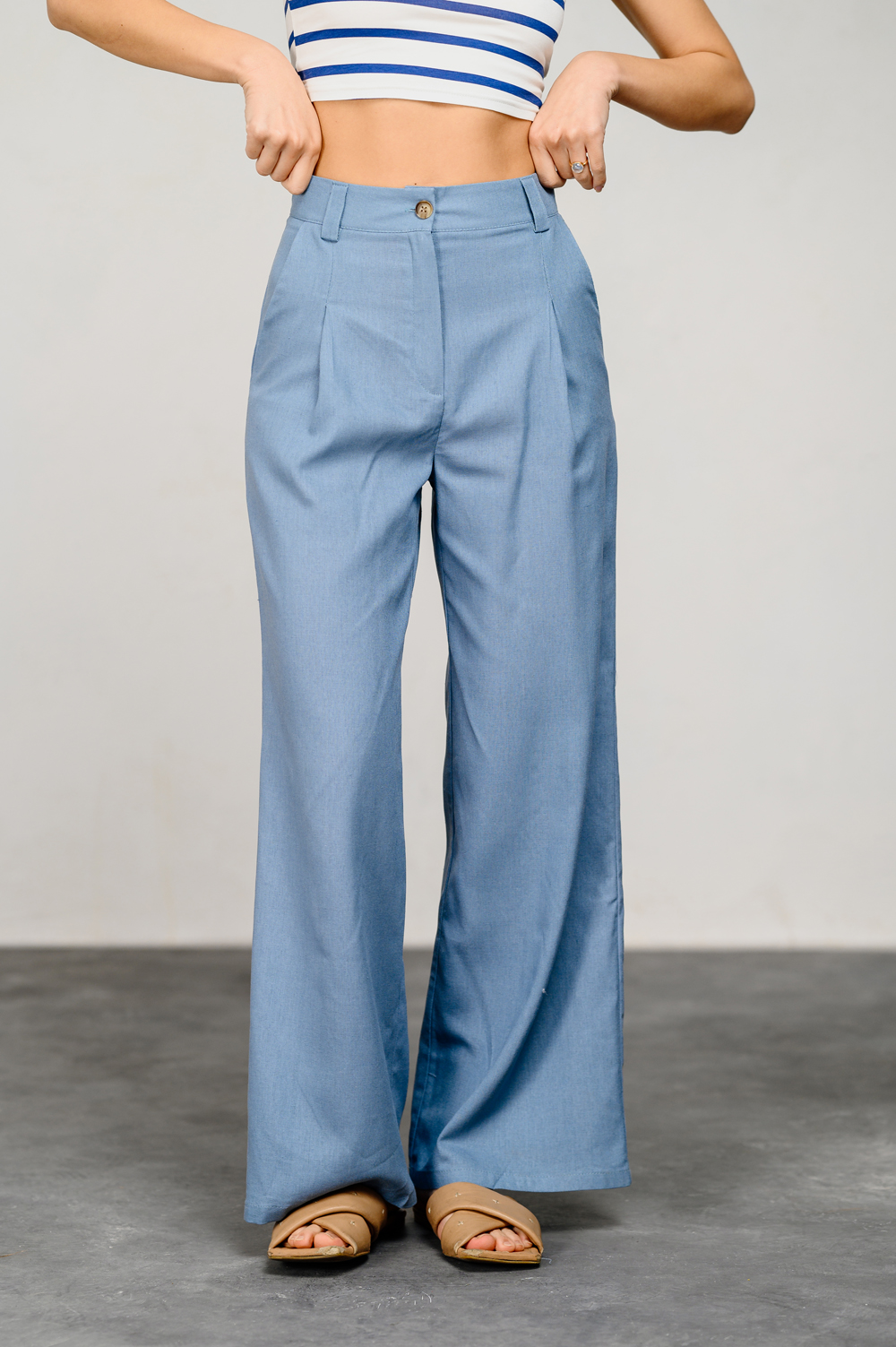 Серо-голубые брюки с широкими штанинами