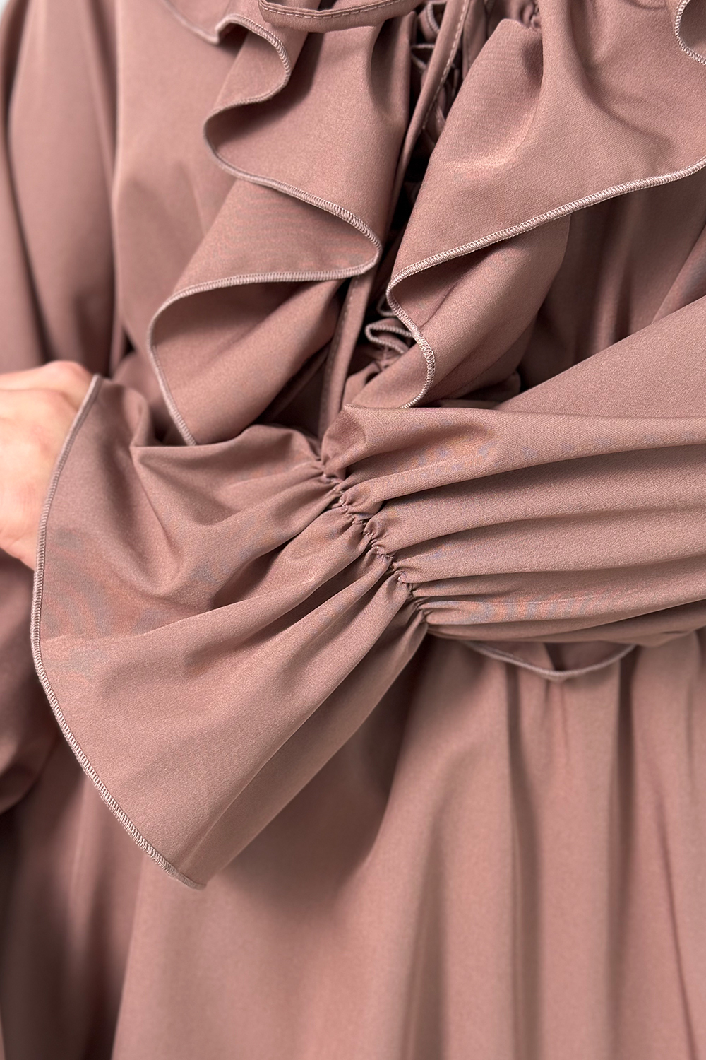 Light dress with ruffles in the color 