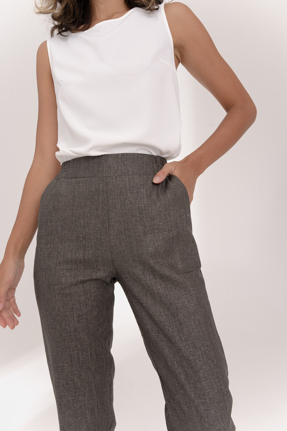 Linen trousers with elastic waistband in Hazelnut color