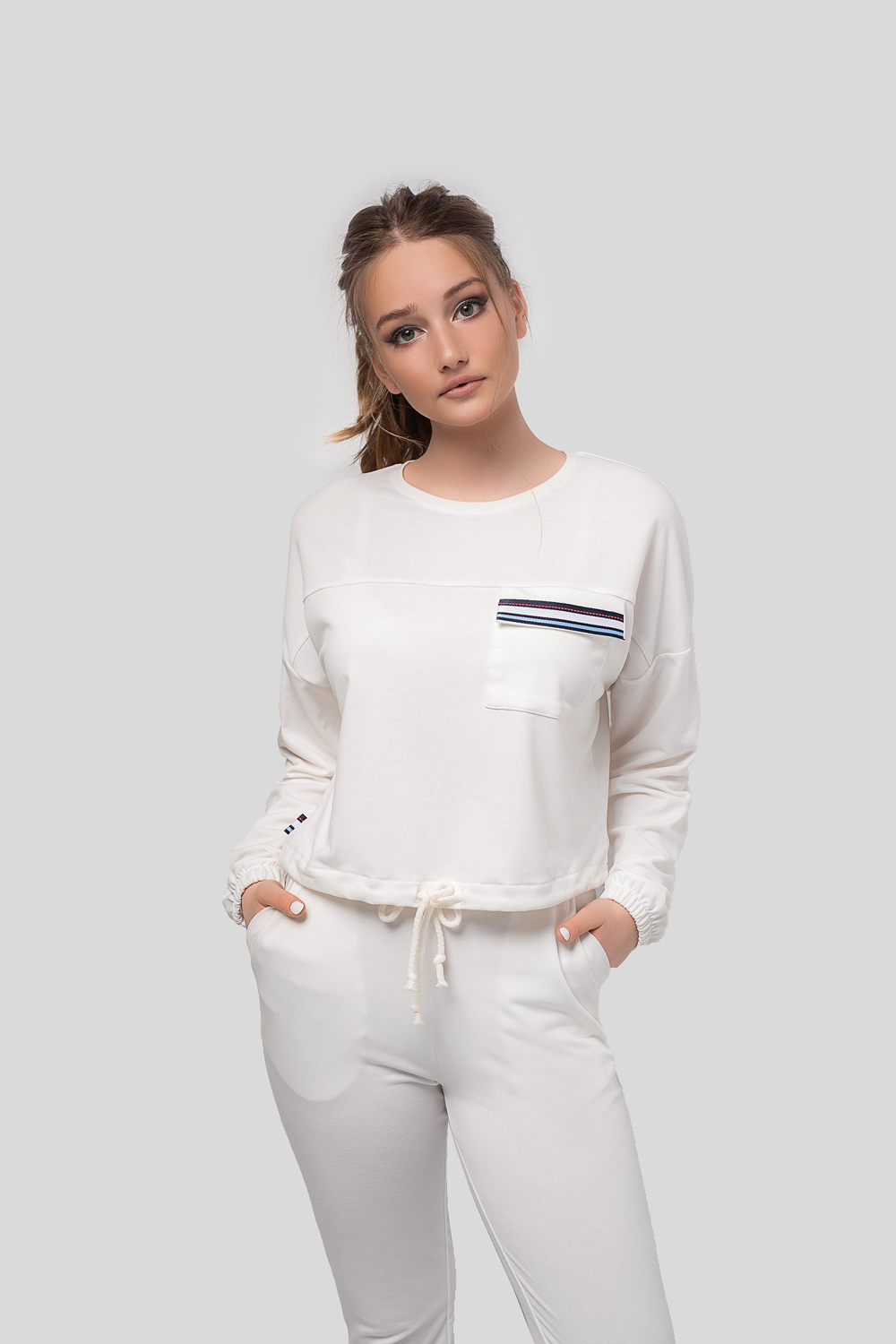 Milk color sweatshirt with pocket