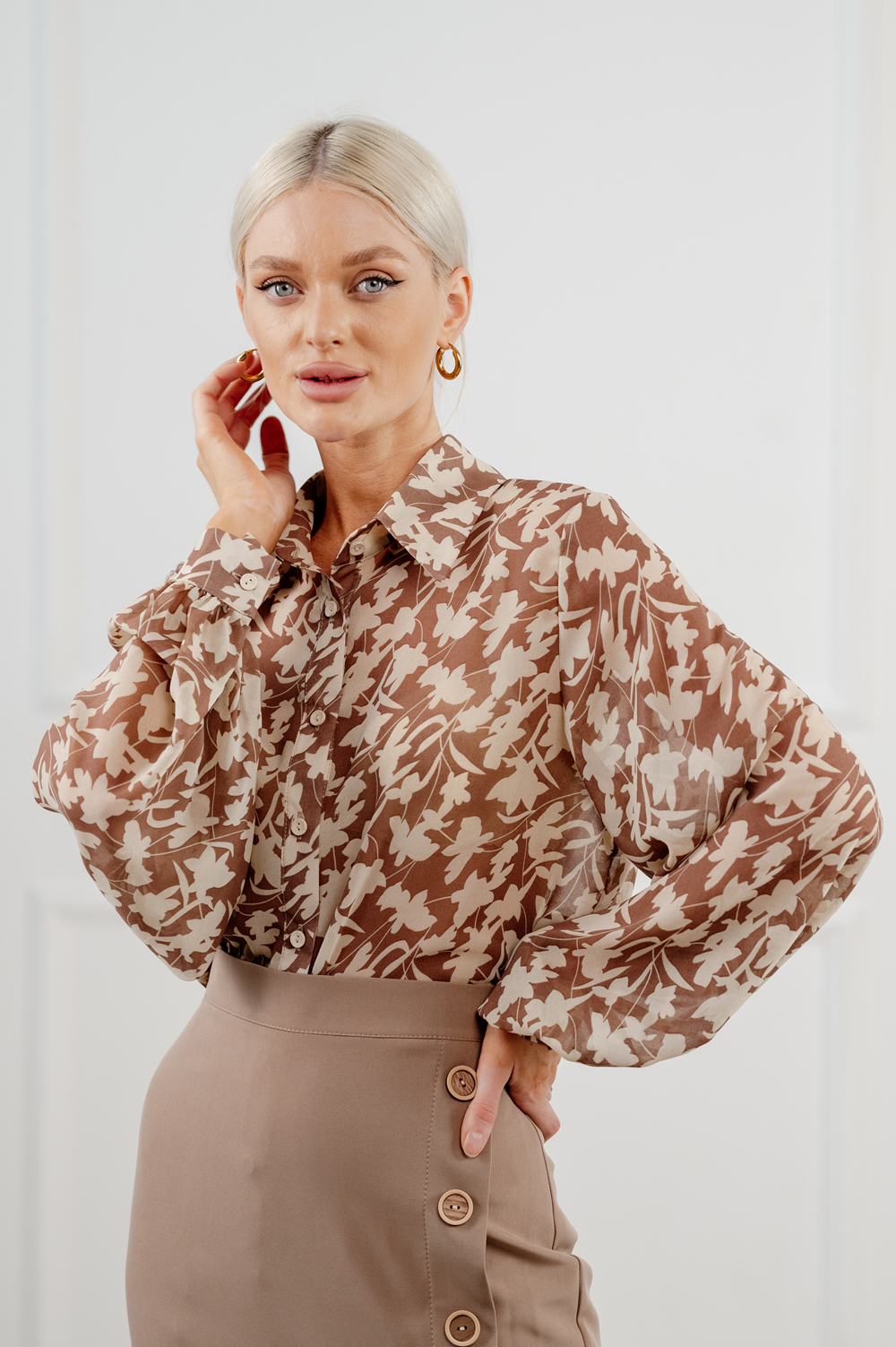Lightweight blouse with lantern sleeves in beige