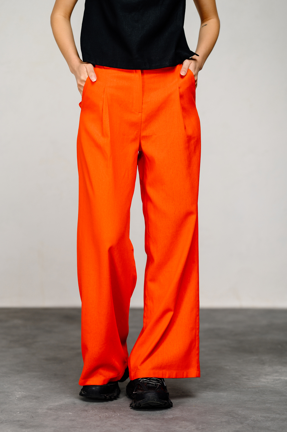 Linen trousers in color 