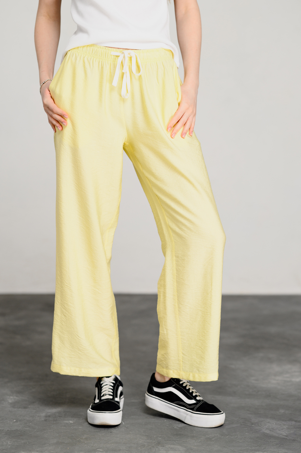 Yellow loose trousers with elastic