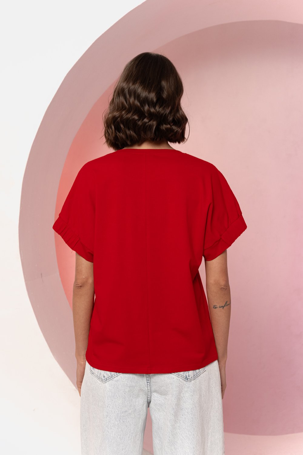 Червона футболка з круглою горловиною