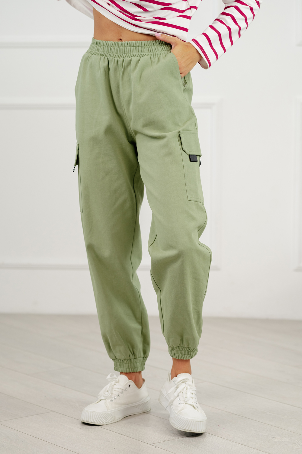 Casual cargo pants in olive color.