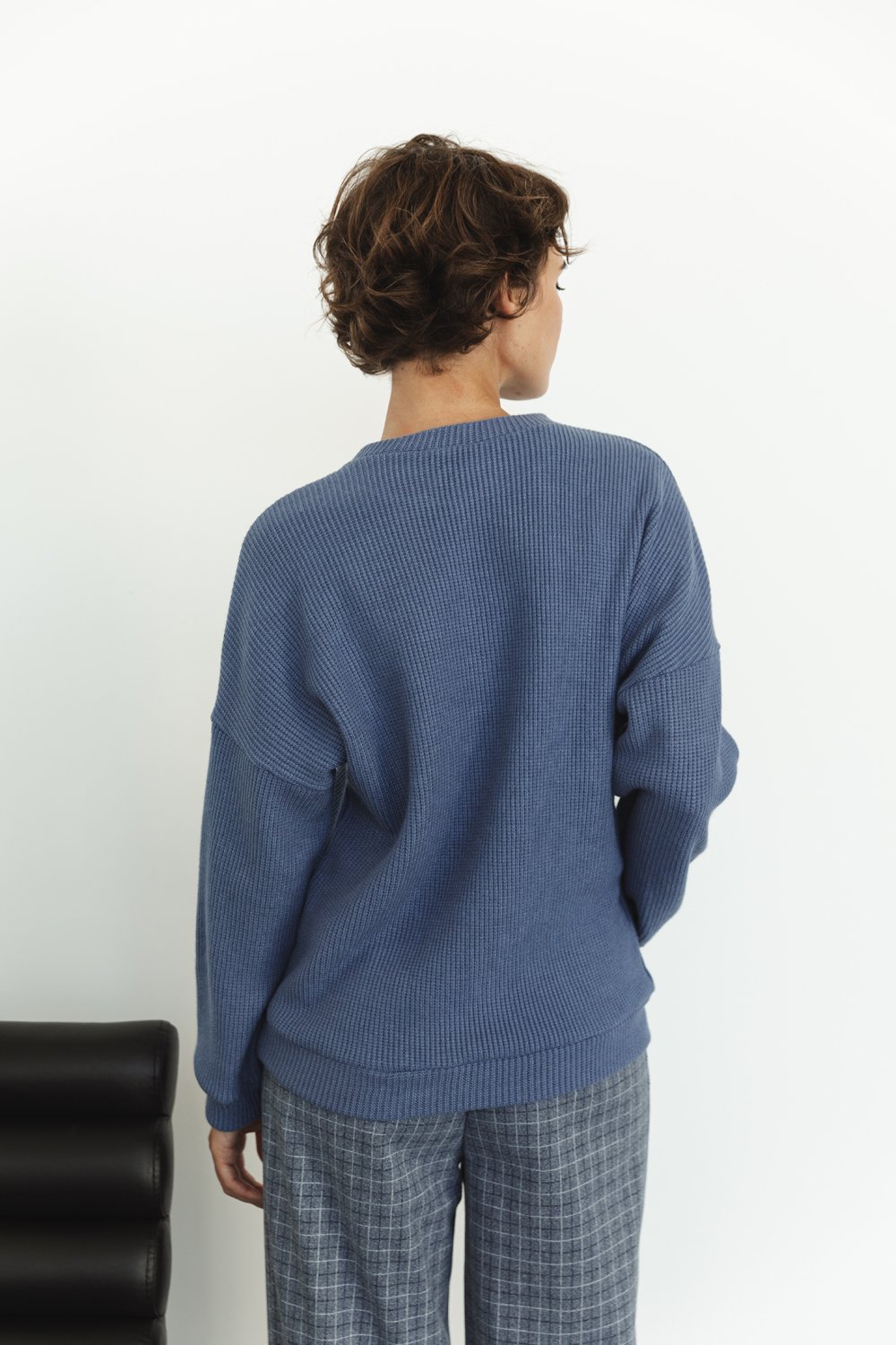 Синій вільний в'язаний светр
