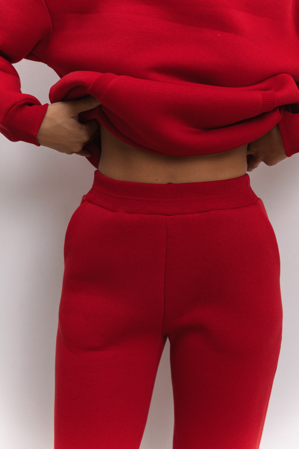 Красные теплые спортивные штаны