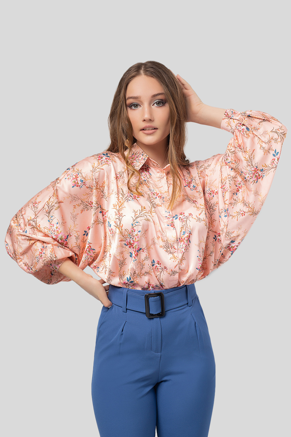 Персиковая блузка с объемным рукавом