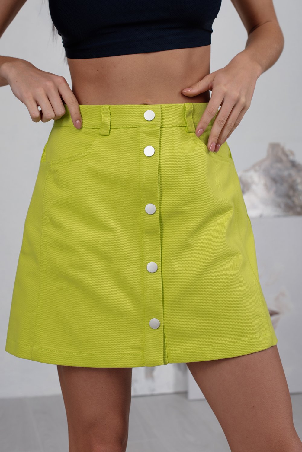 Джинсовая мини юбка на заклепках с карманами