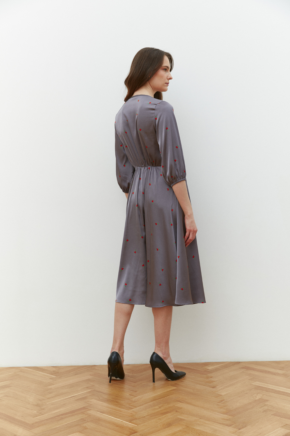 Semi-fitted midi dress with a loose skirt in ash color