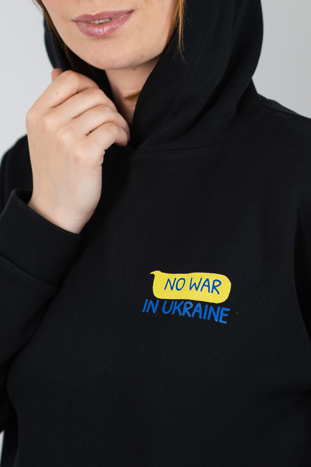 Стильне жіноче худі чорного кольору «No war in Ukraine»