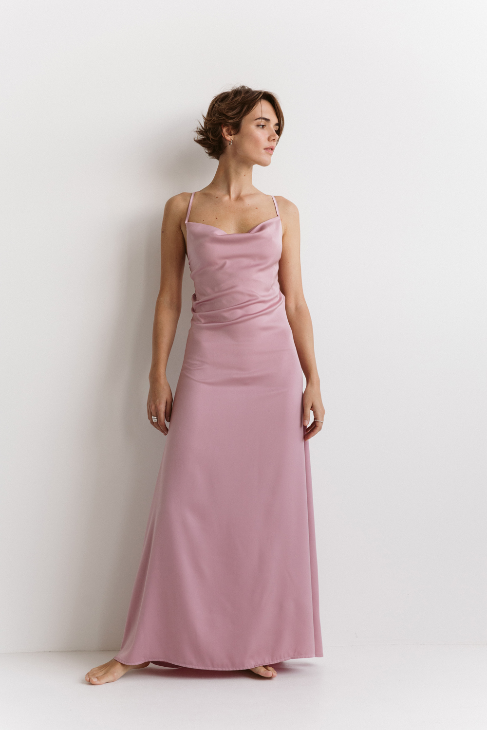 Satin dress in linen style with an open back in the color 