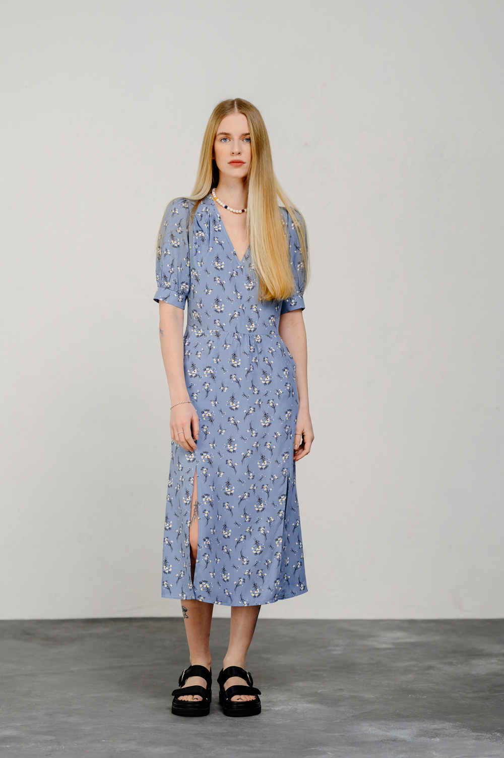 Blue semi-fitted dress with puffed sleeves