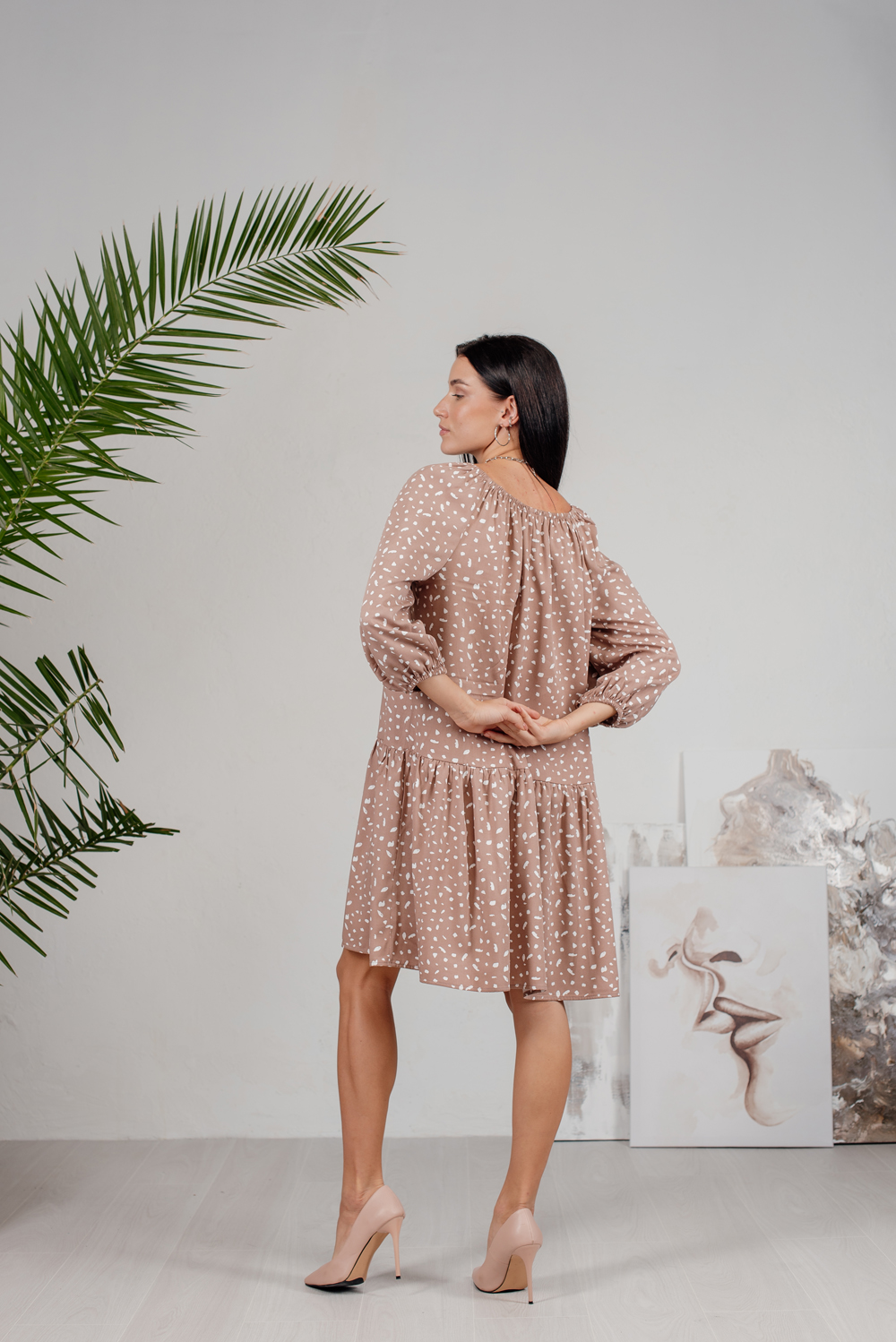 Beige short dress with abstract print 