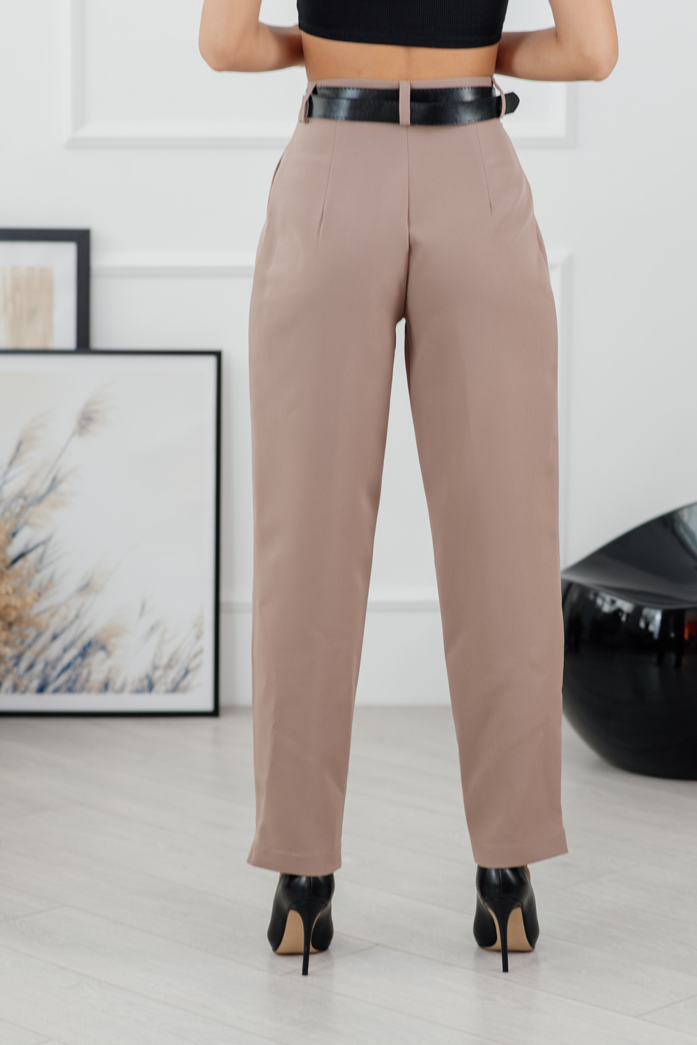 Beige trousers at the waist with arrows