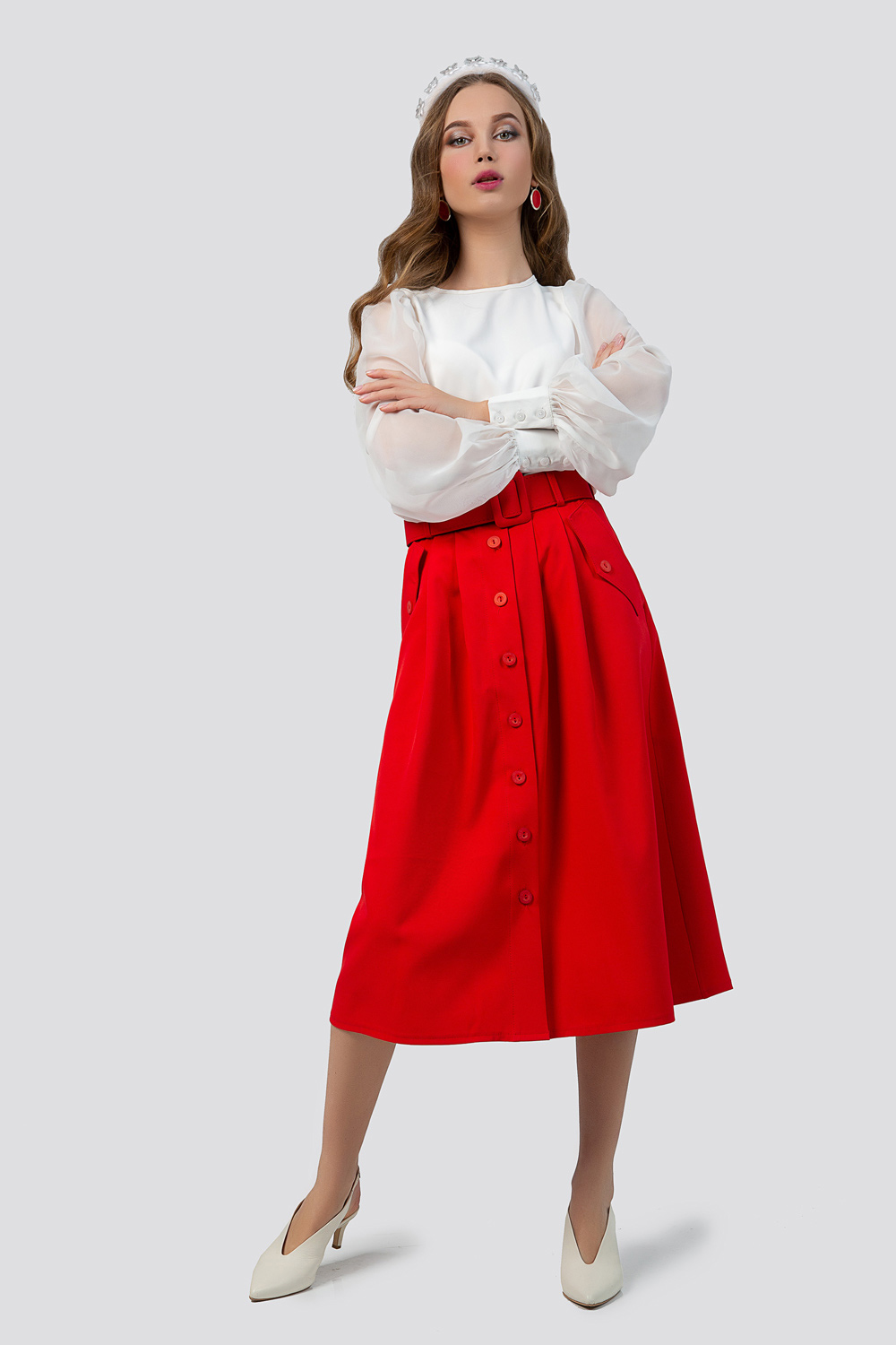 Расклешенная красная юбка с поясом
