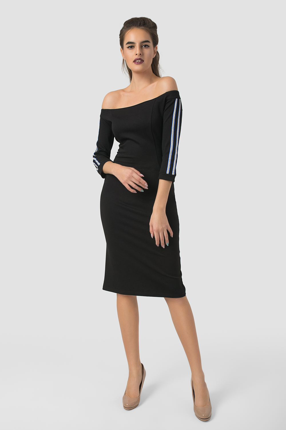 Dress with open shoulders in black