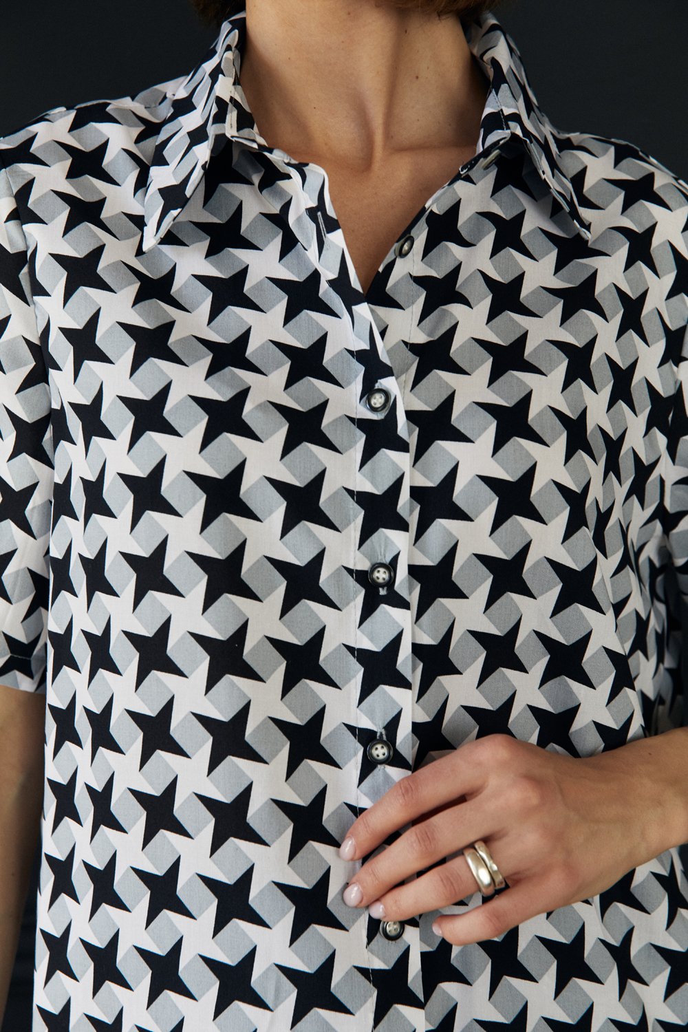 Сіра блуза вільного крою з короткими рукавами