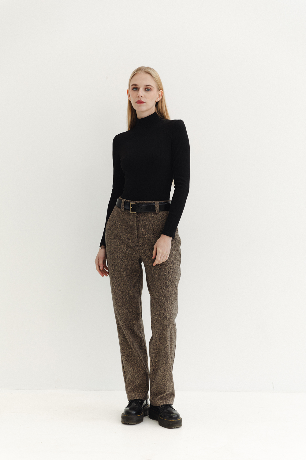 Warm straight-fit trousers in Hazelnut color