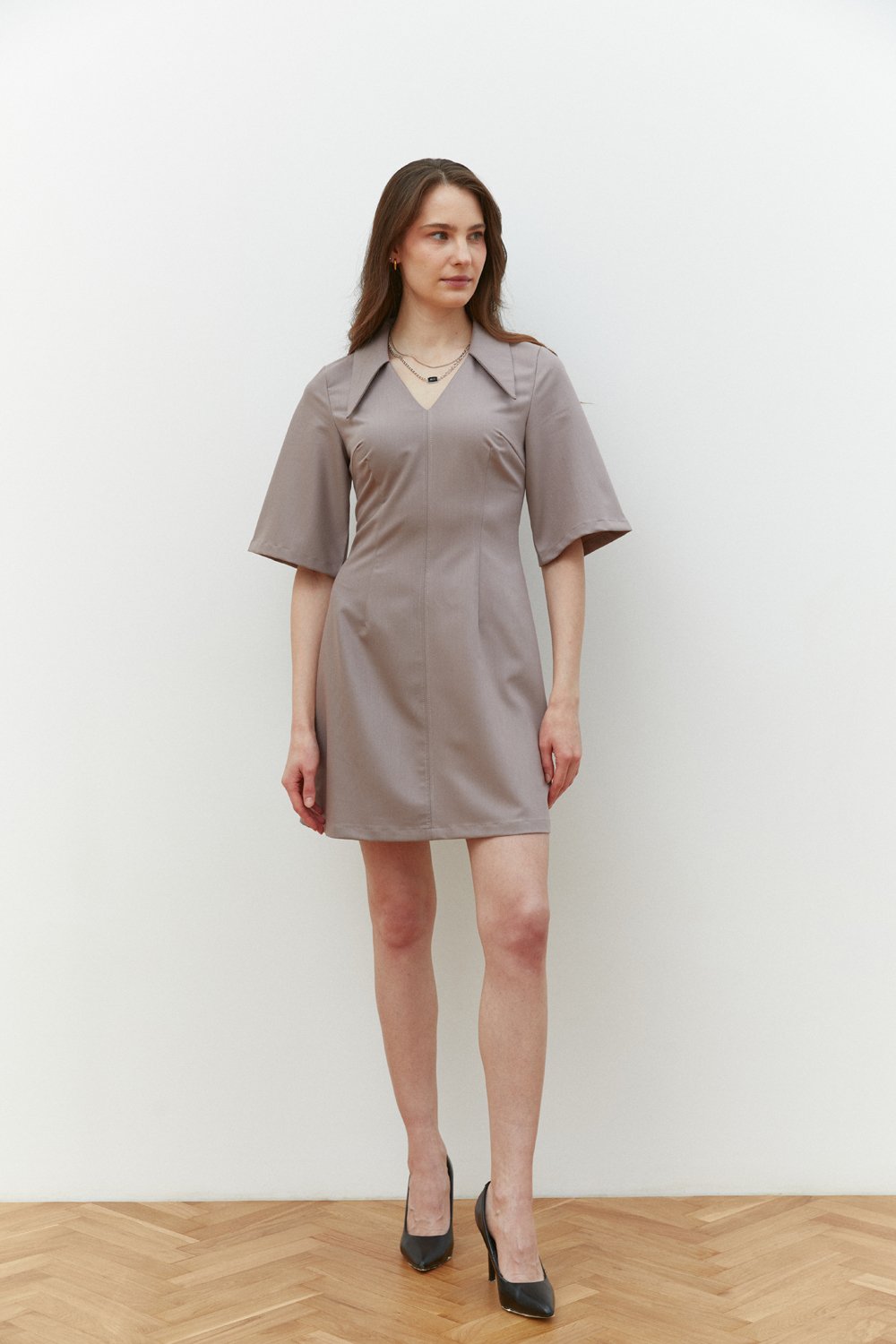 Сіра напівприталена сукня-міні з V-подібним вирізом і гострокутним коміром