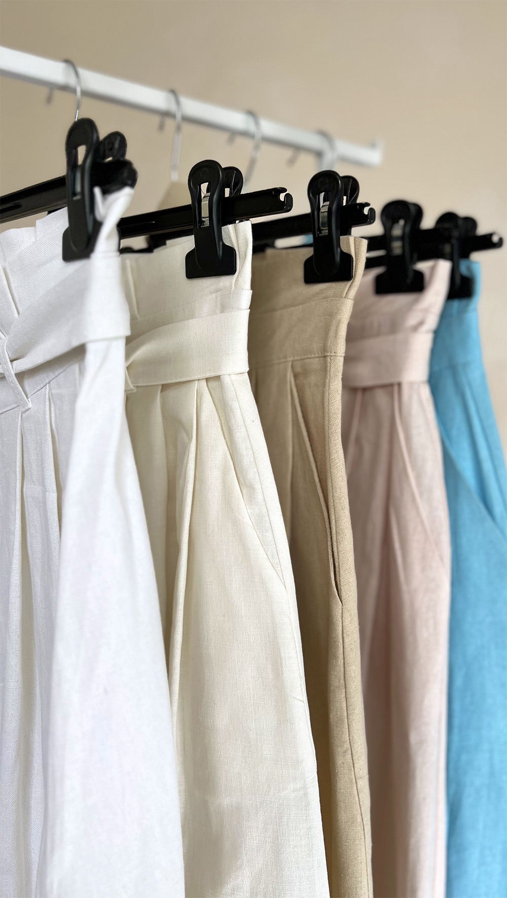 Белая юбка из льна со складками