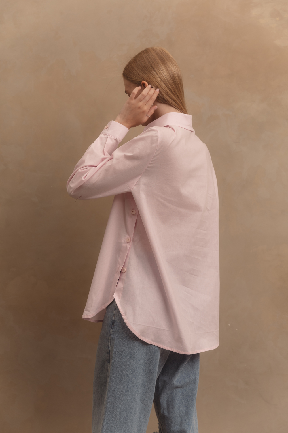 Розовая котоновая рубашка с функциональными пуговицами по бокам