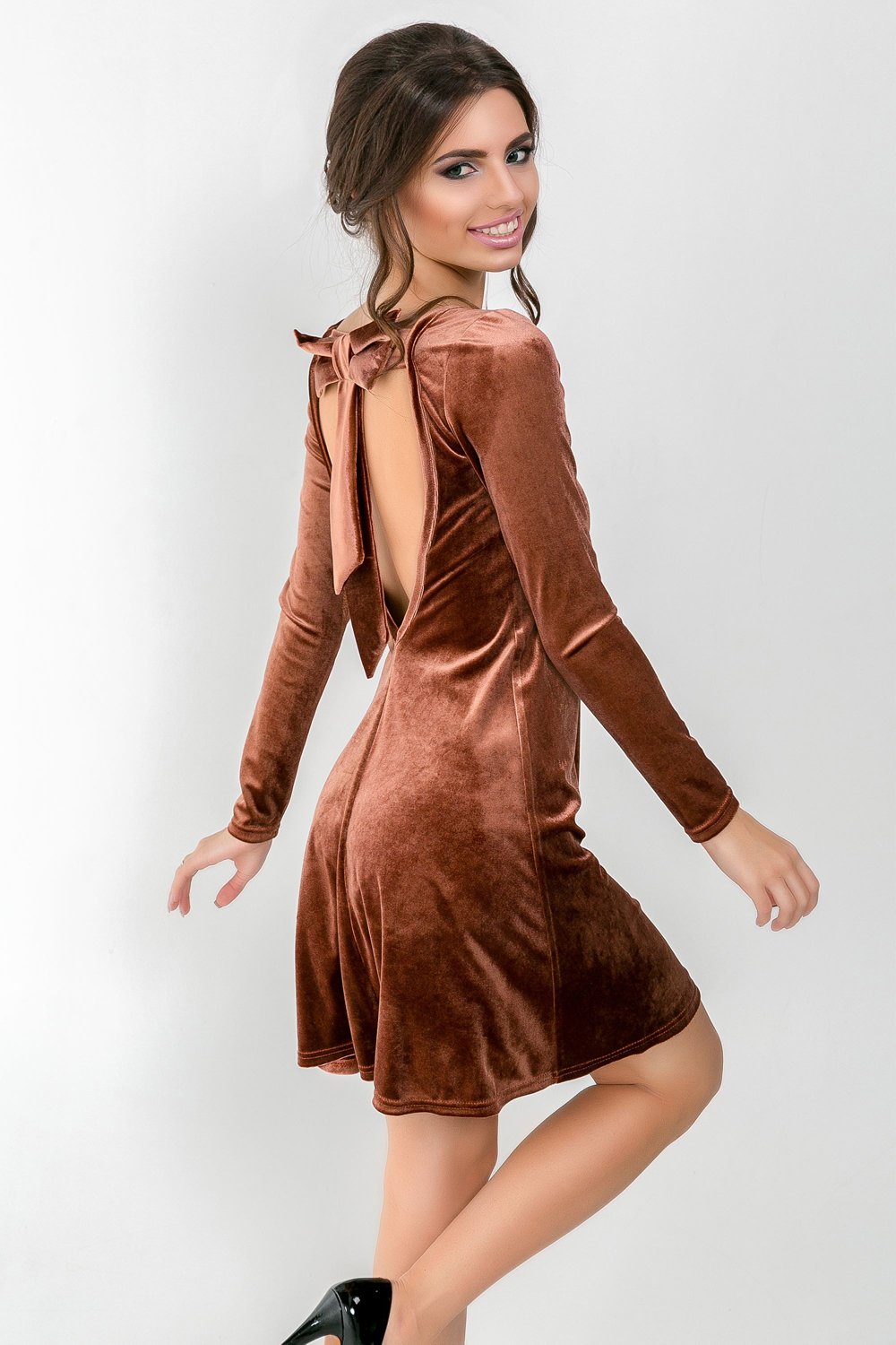 Velour dress with cut-out back and bow in bronze