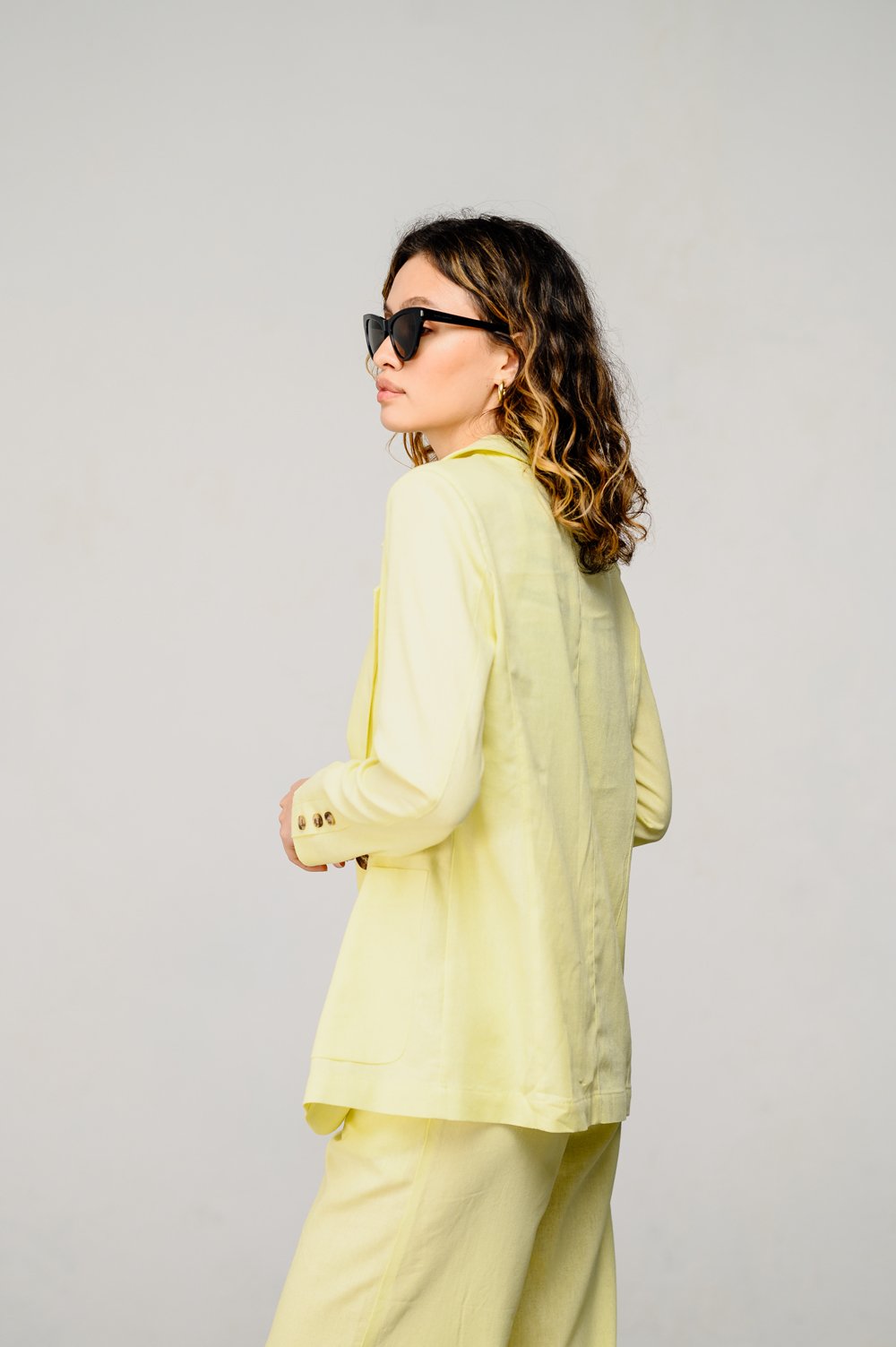 Лимонный льняной пиджак с пуговицами