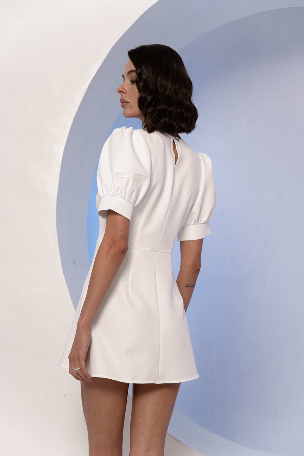 Молочное приталенное платье мини с юбкой-трапецией