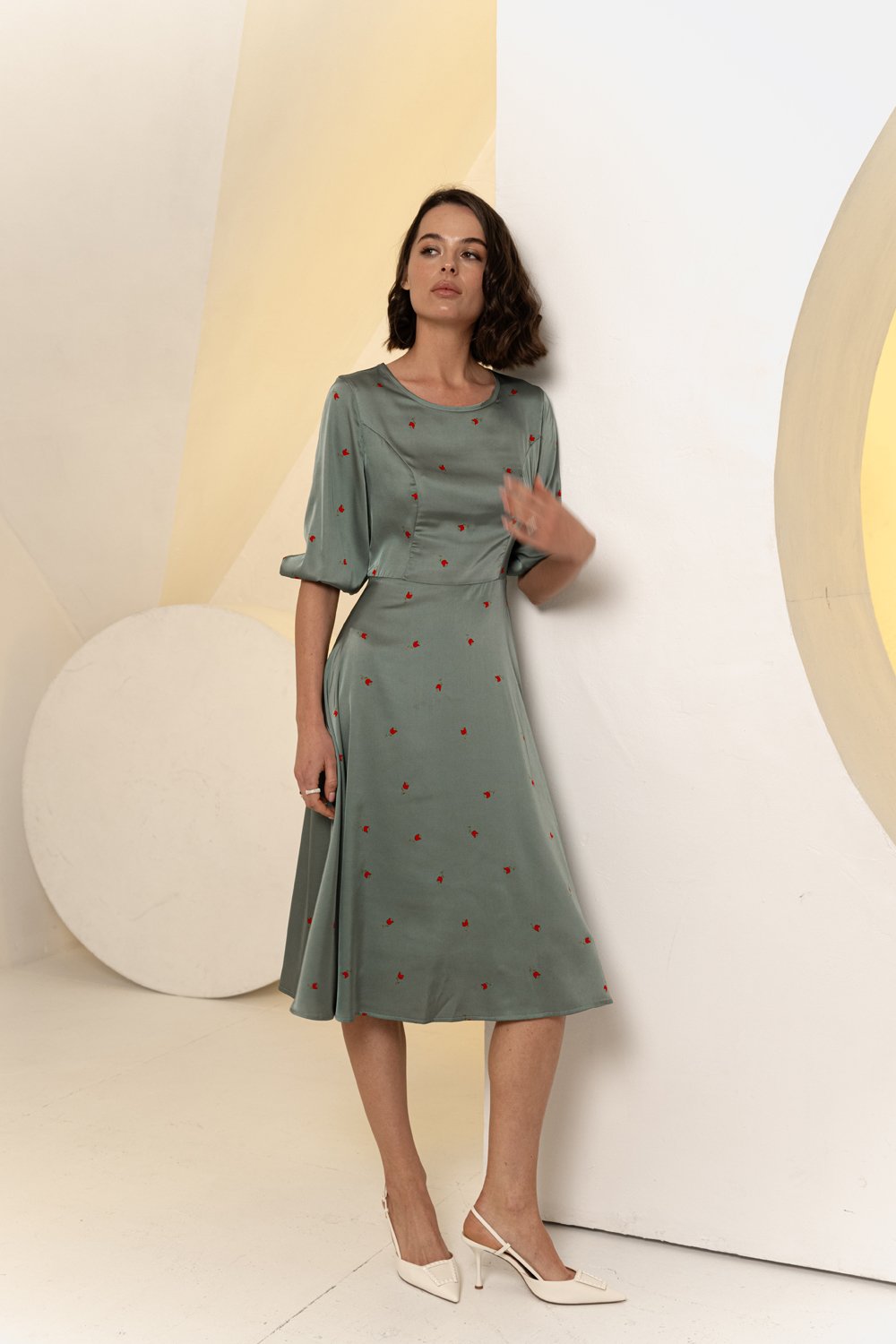 Полуприталенное платье-миди со свободной юбкой изумрудного цвета