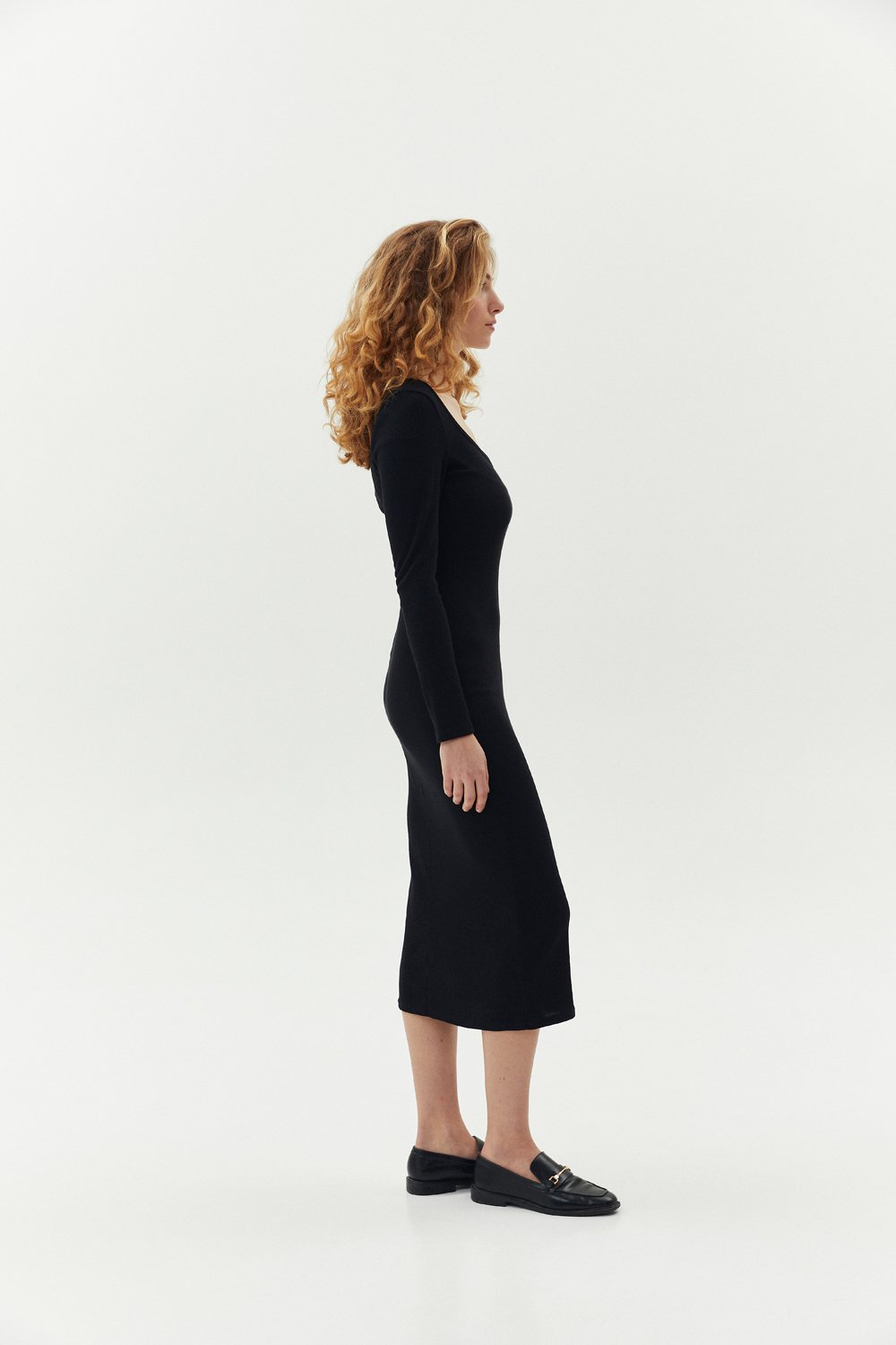 Черное приталенное платье с длинным рукавом