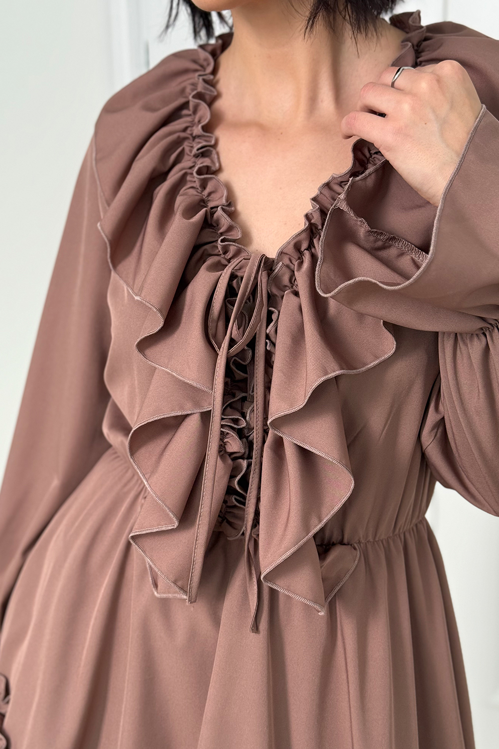 Light dress with ruffles in the color 