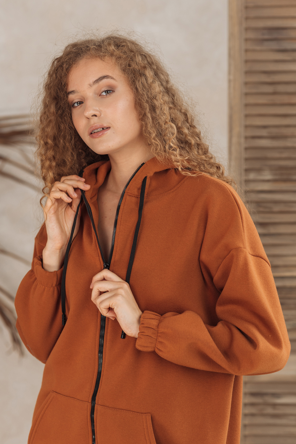 Long sweatshirt with a zipper