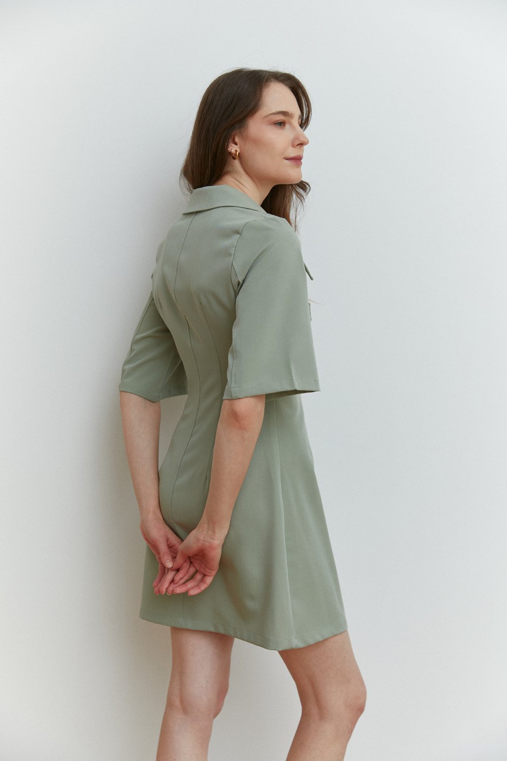 Оливкова напівприталена сукня-міні з V-подібним вирізом та гострокутним коміром