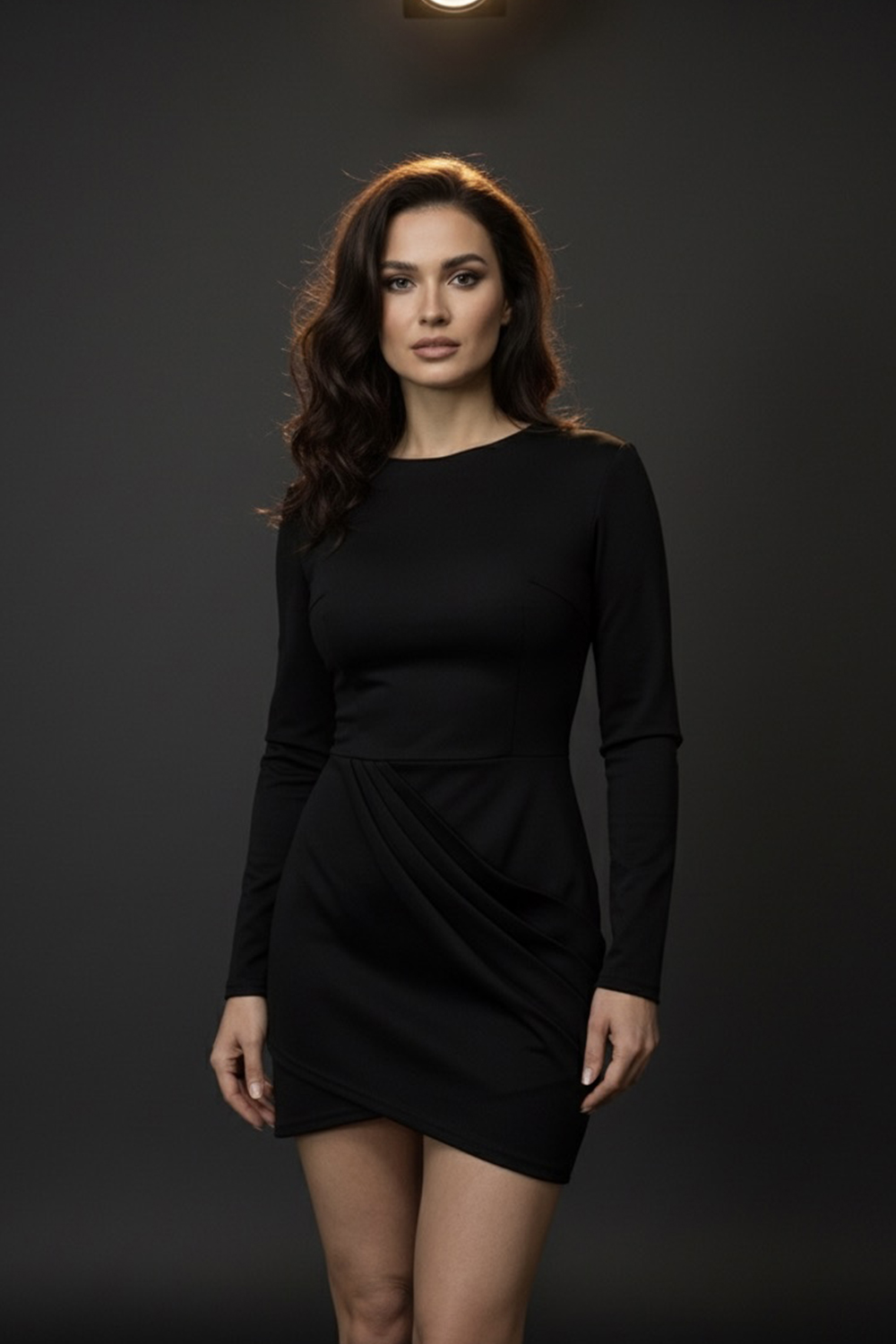 Черное платье-мини с асимметричной драпированной юбкой