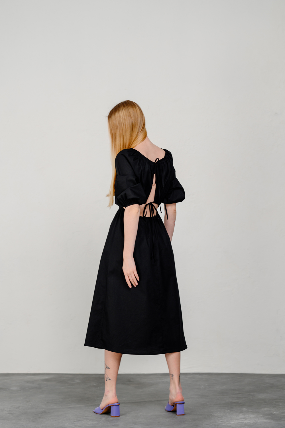 Чорна сукня-міді вільного крою.