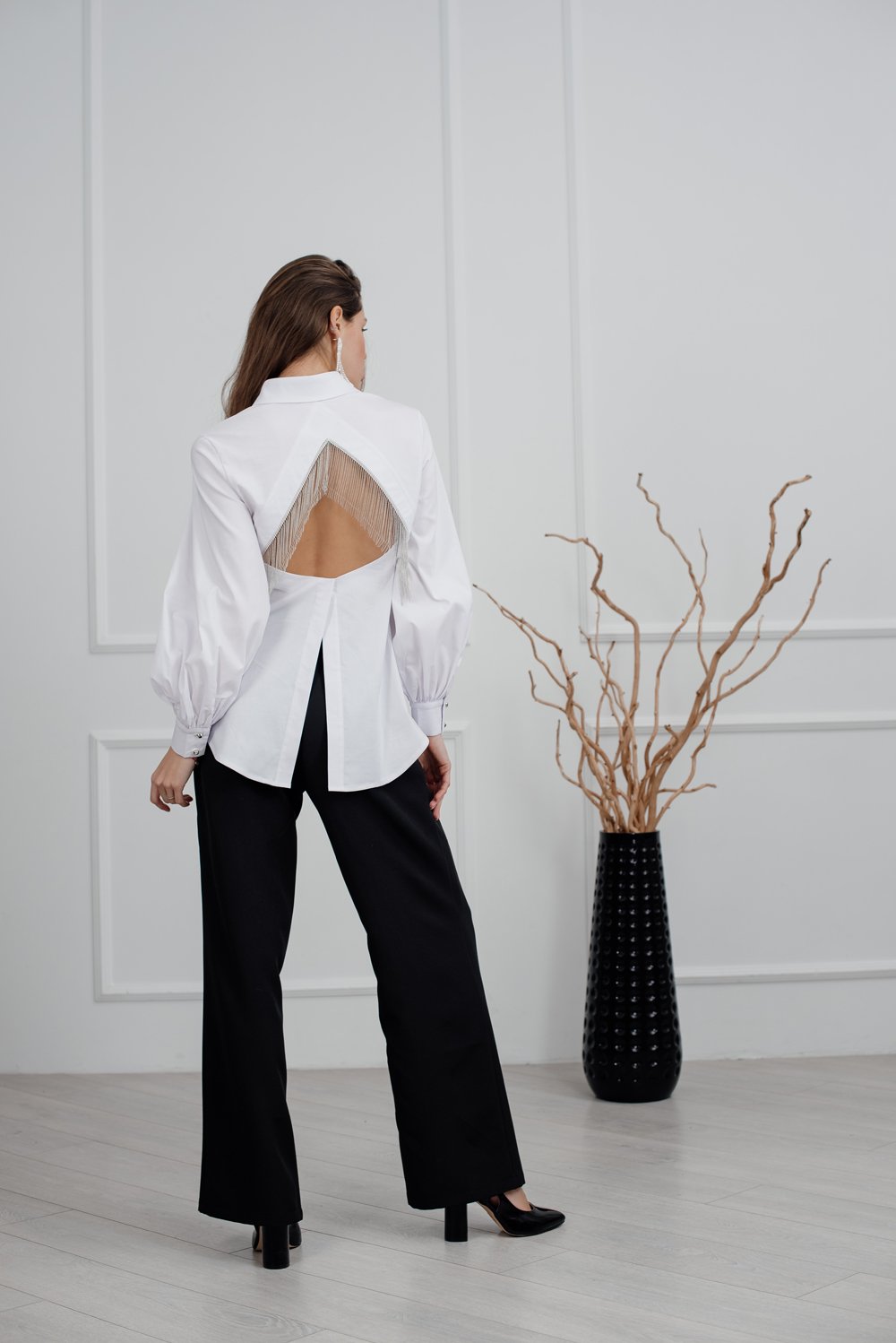 Белая котоновая блуза с открытой спиной