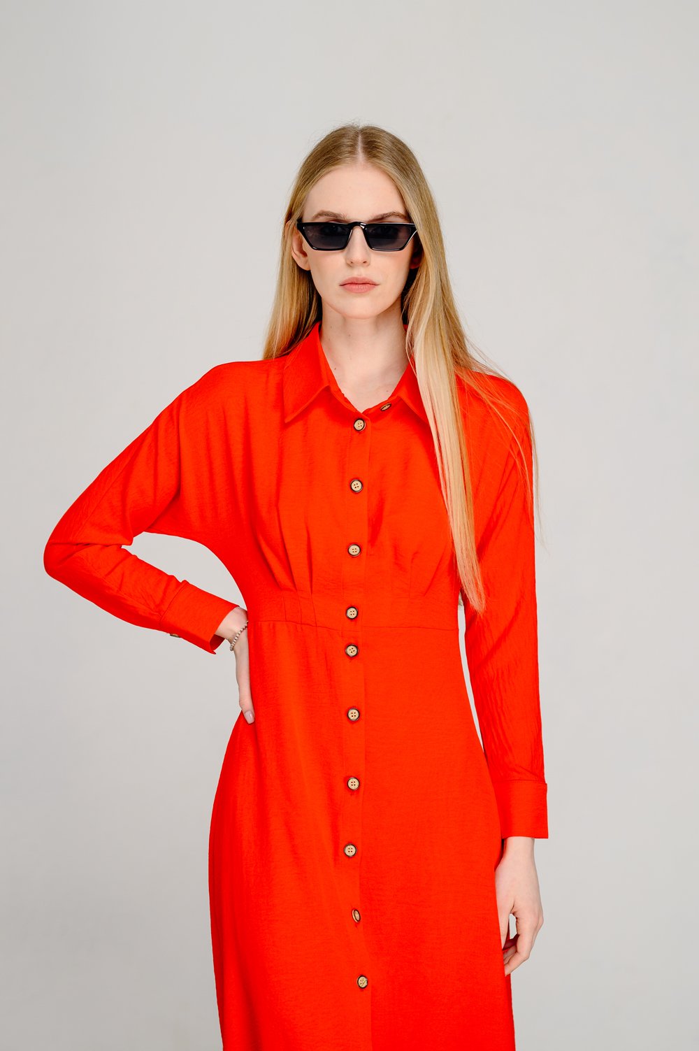 Оранжевое полуприталенное платье с эффектной юбкой-трапецией