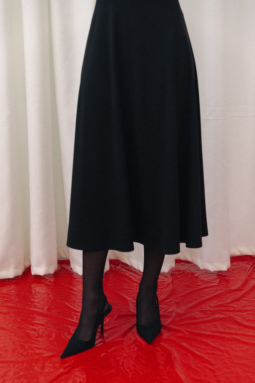 Черное приталенное платье-миди с изысканной юбкой-клеш 