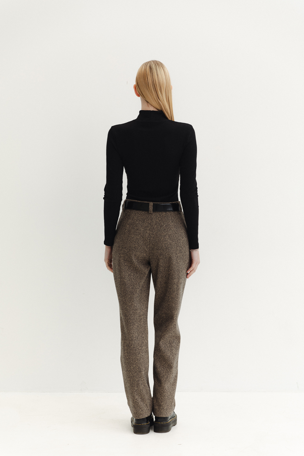Warm straight-fit trousers in Hazelnut color