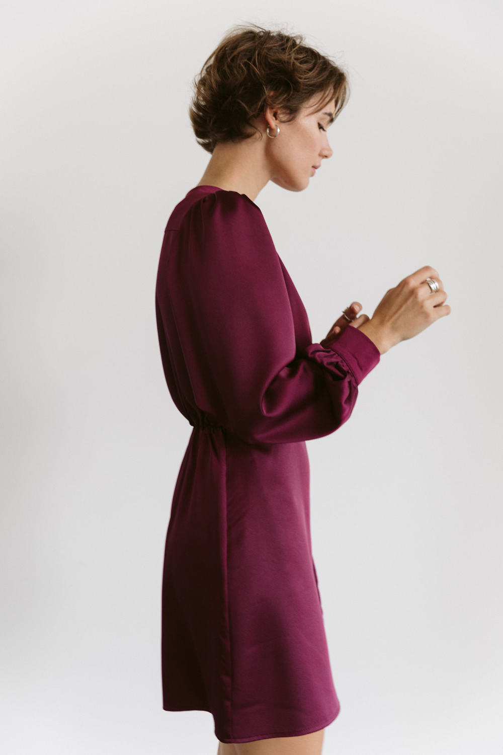 Elegant dress with an elasticated waist in burgundy