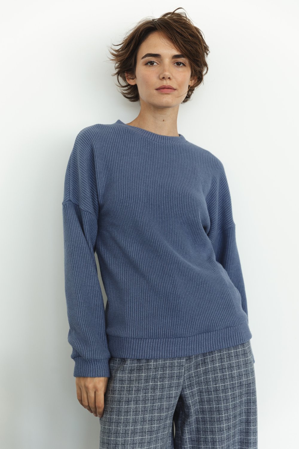 Синий свободный вязаный свитер 