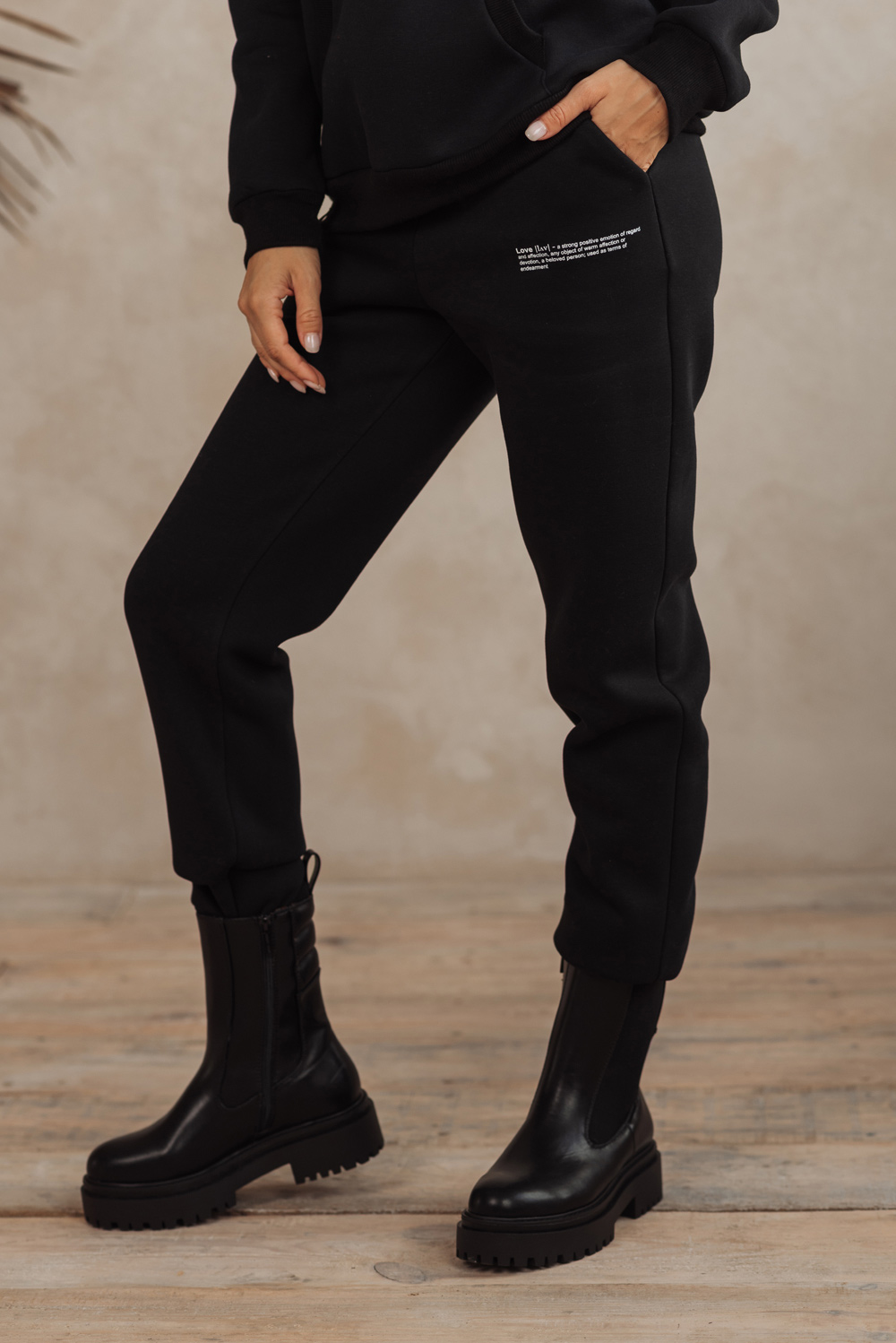 Черные спортивные брюки с надписью