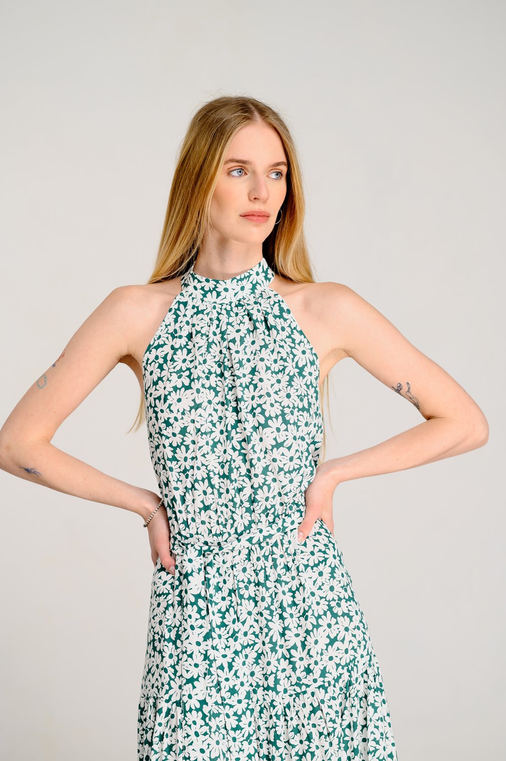 Зеленое платье с открытыми плечами