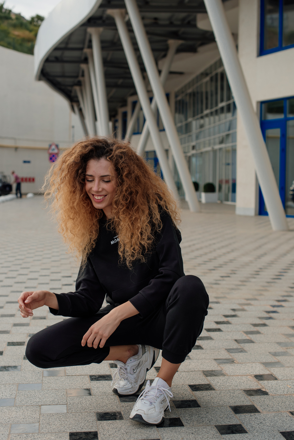 Black sweatshirt with round neck