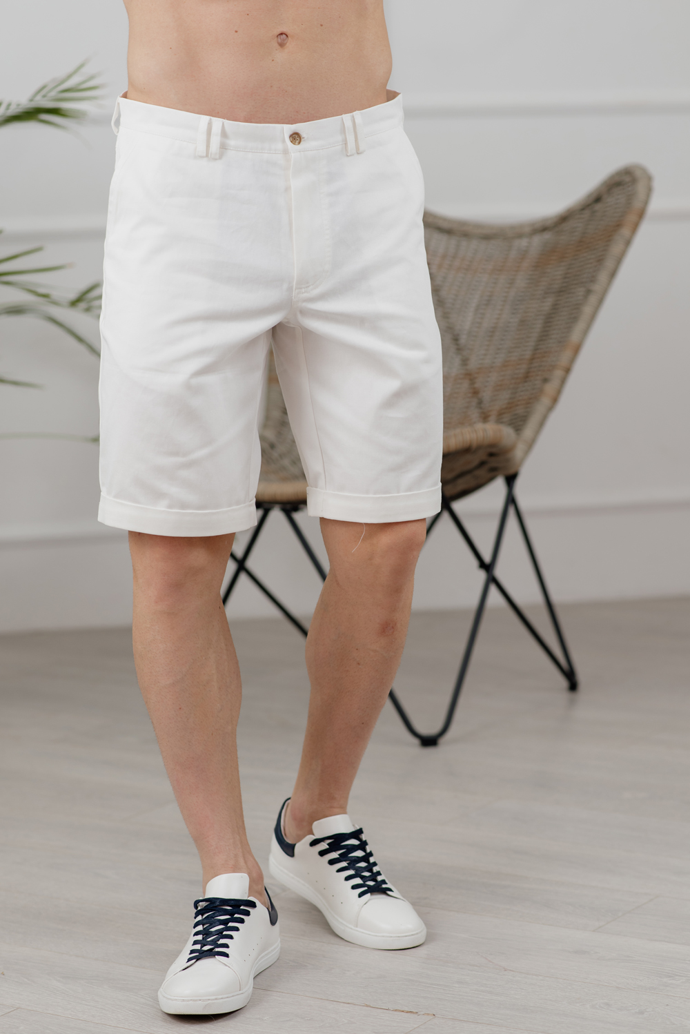 White cotton shorts with cuffs