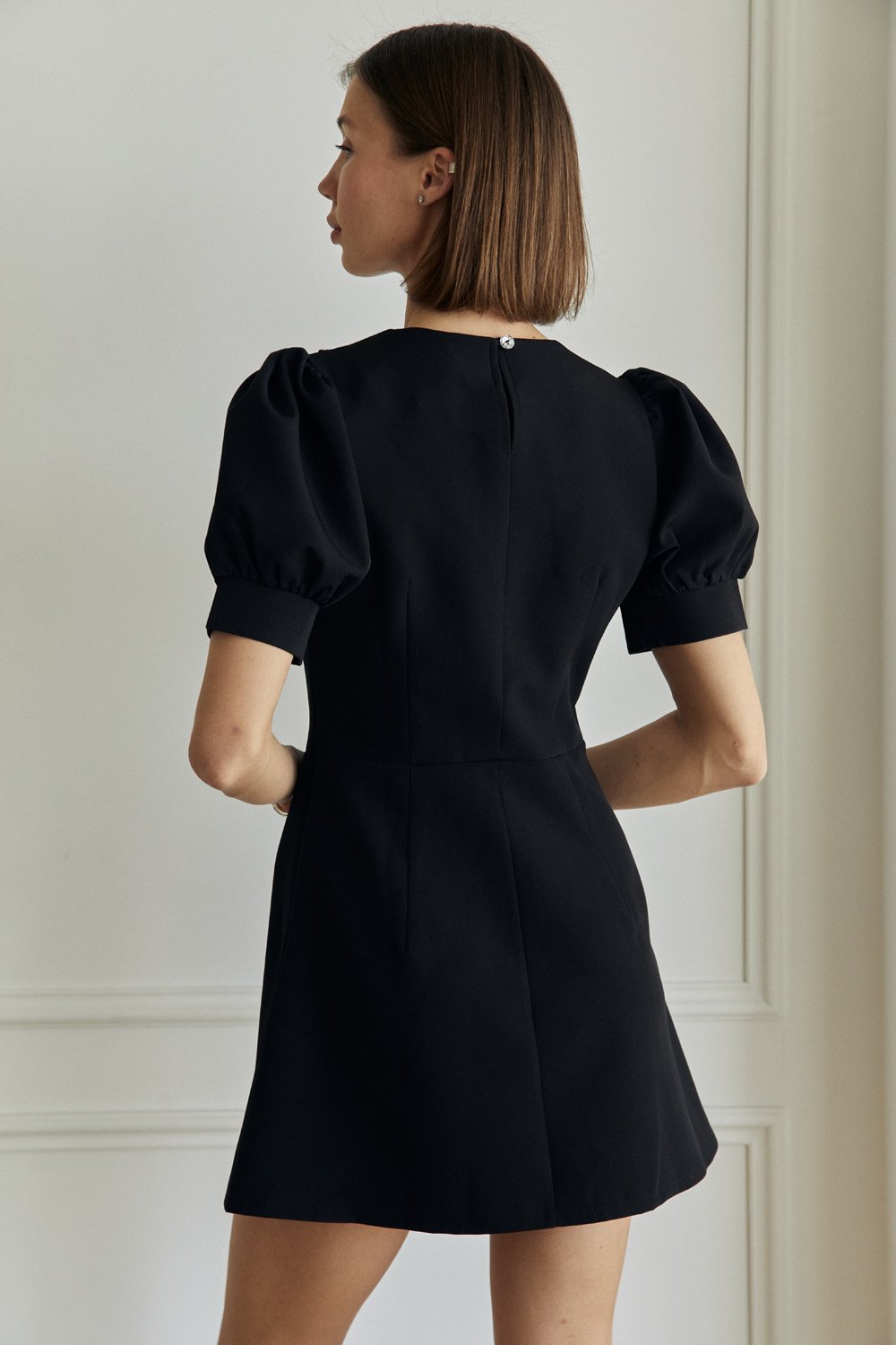 Черное приталенное платье мини с юбкой-трапецией
