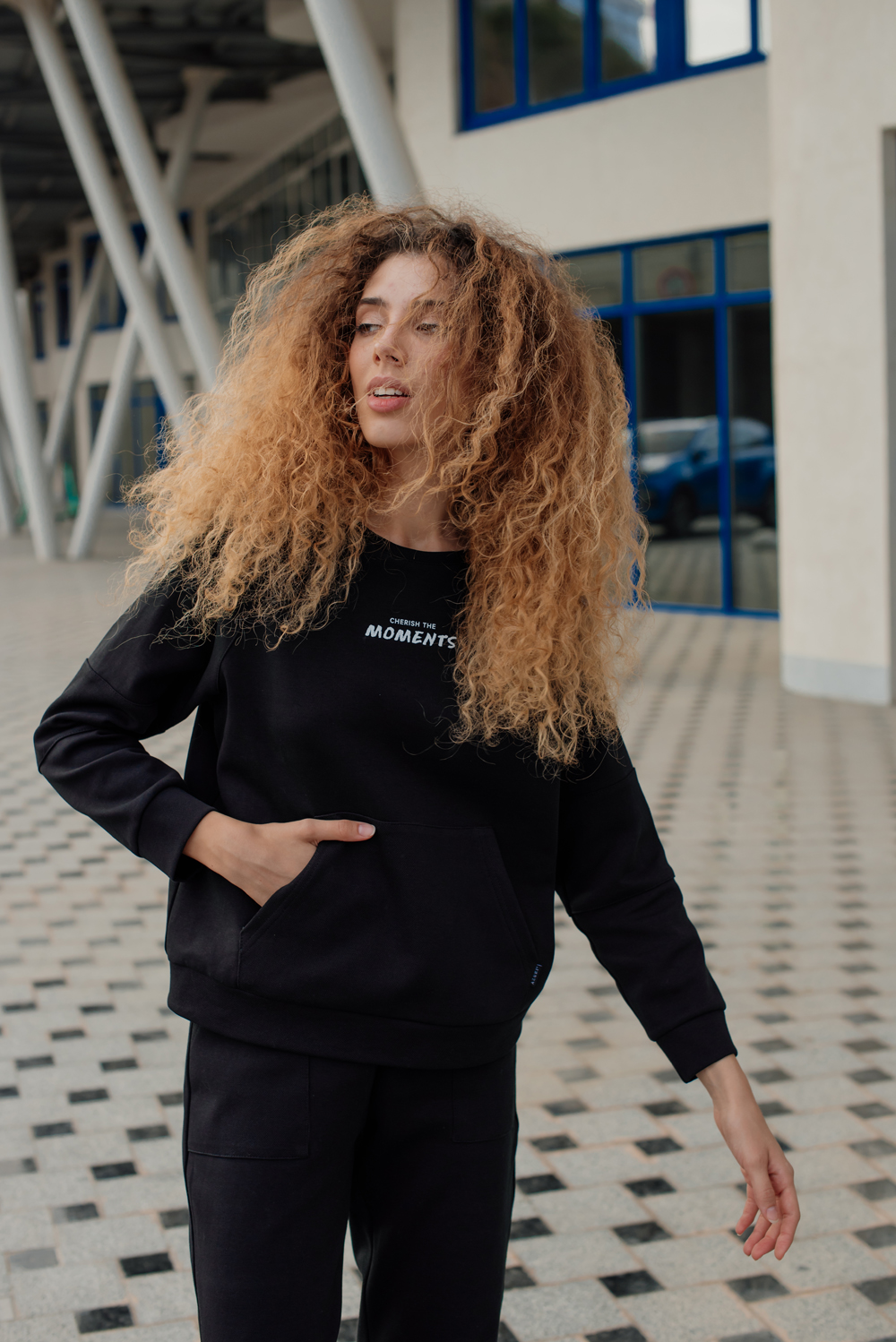 Black sweatshirt with round neck